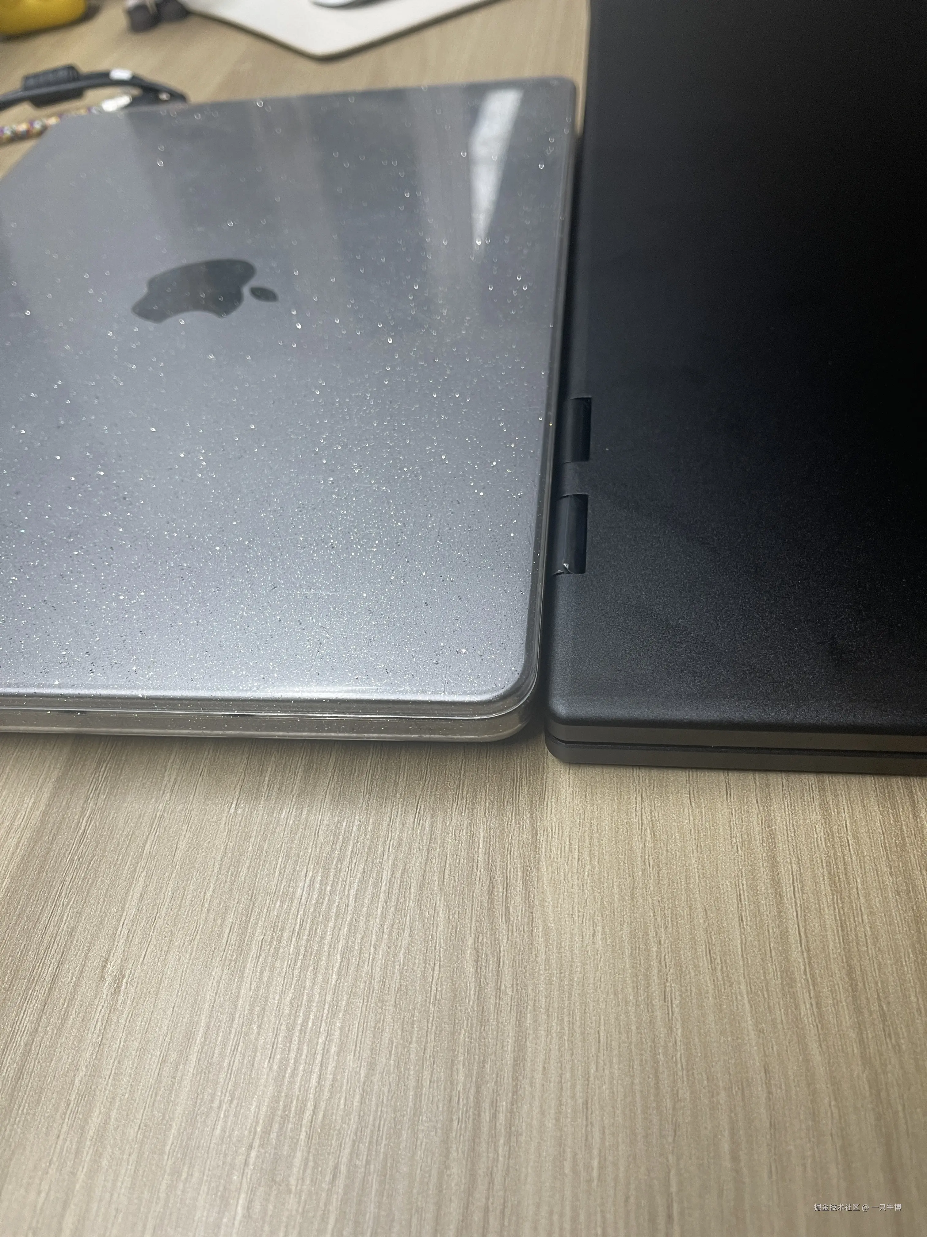 显示器对折合拢，和带壳的MacBook叠在一起比厚度