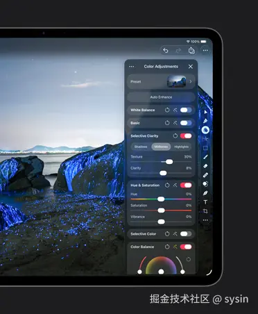 13 英寸 iPad Pro 屏幕，展示海滩上巨石散发蓝色光芒的照片，以及色彩调整工具。