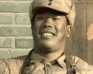 军人王有胜一脸得意的笑GIF表情包_爱给网_aigei_com.gif