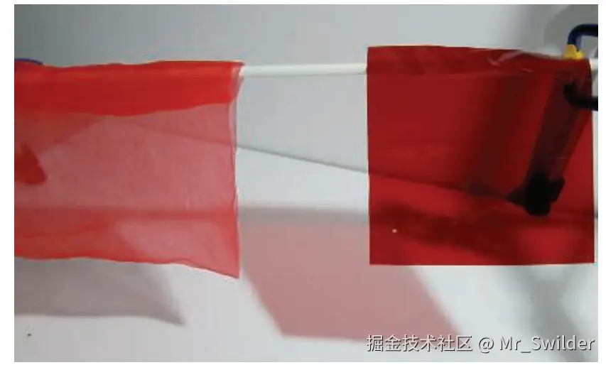 图5.32：左侧是一个红色的方形布料，右侧是一个红色的塑料滤镜，二者的透明效果是完全不同的。请注意观察二者阴影效果的不同。