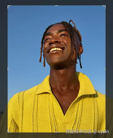 一名身穿黄色衬衫的男子的照片，展示裁切工具。