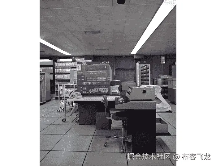 图 2.1 – IBM System/370 Model 145. 这张图片中的所有东西都是计算机操作的一部分（除了墙上的时钟）。来源：Jean Weber/INRA, DIST