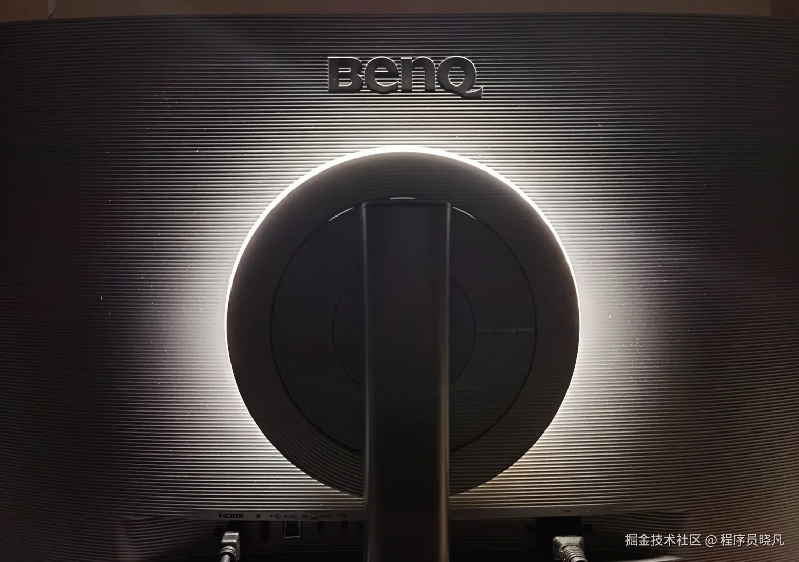 显示器背面暖黄光