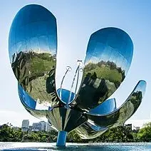 'Floralis Genérica' by Eduardo Catalano: a gigantic metallic flower sculpture with reflective petals