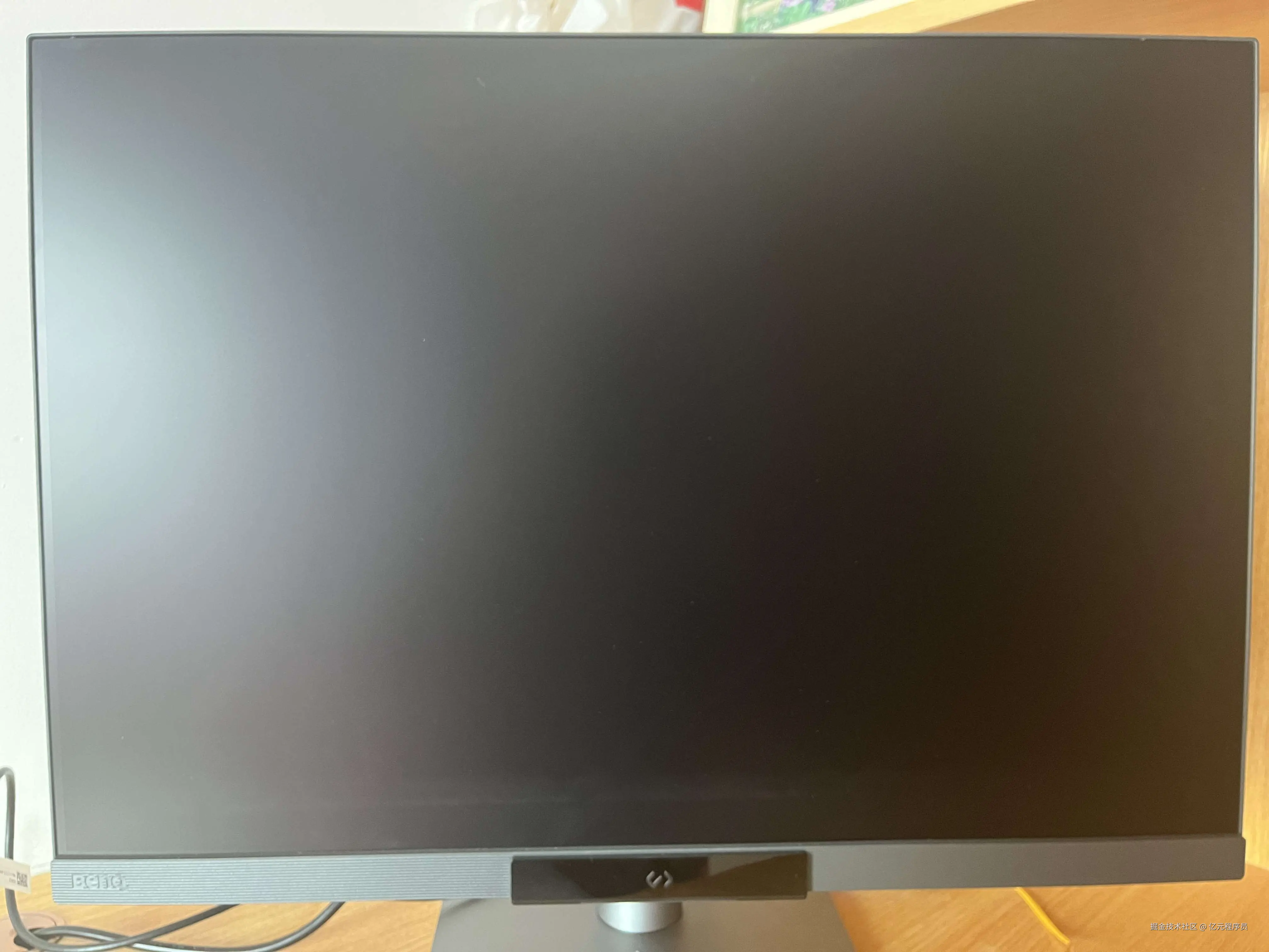 28 英寸 3:2 大屏，一块顶两块用